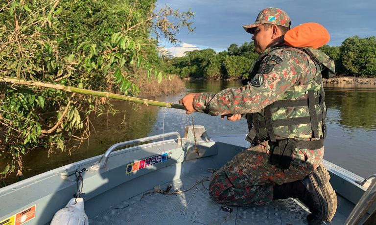 Polícia Militar Ambiental de Miranda fiscaliza 11 embarcações e 26 pescadores no rio Miranda e apreende petrechos ilegais de pesca