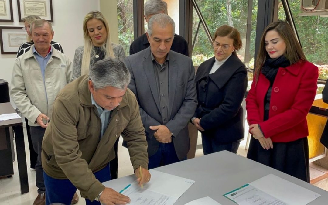 Prefeito Reinaldo Piti assina convênio de R$ 12 milhões com Governo do Estado