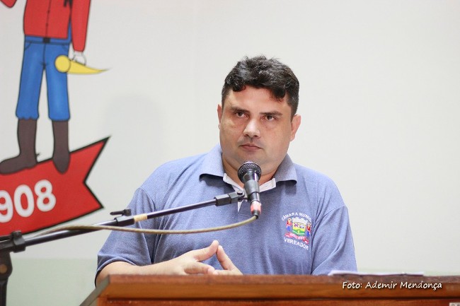 Vereador Johnys pede cascalhamento e patrolamento no Bairro Água Doce