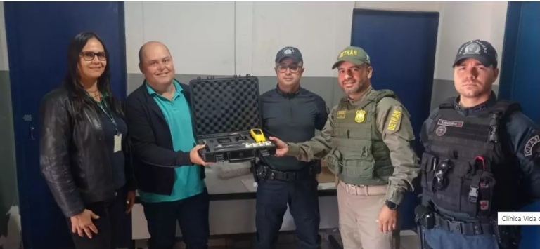 Detran MS e Departamento de Trânsito de Caracol entregam etilômetro para a Polícia Militar local