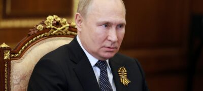 Vladimir Putin é levado às pressas para hospital após passar mal em reunião, diz emissora
