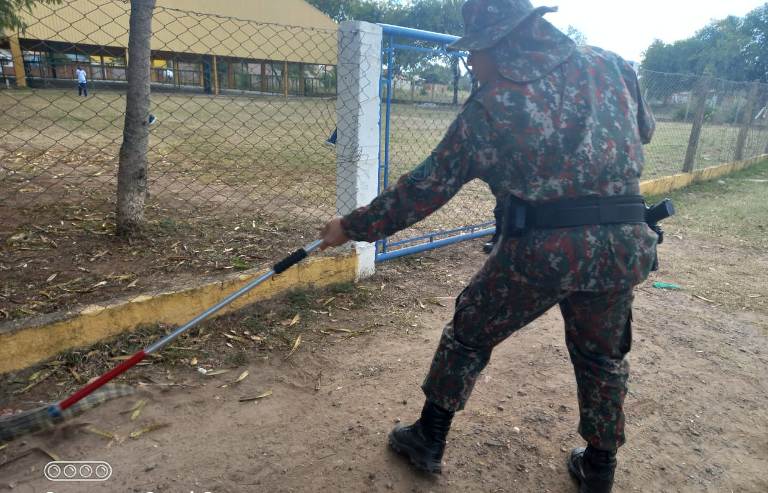 Polícia Militar Ambiental de Porto Murtinho captura jacaré de 1,5 metro a escola na cidade