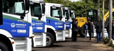 Governo entrega veículos e equipamentos agrícolas para 40 municípios do Estado