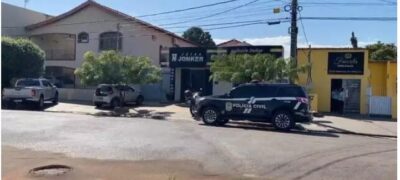 Jardim: A pé, dupla armada e encapuzada invade joalheria e foge com joias e motocicleta