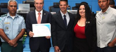 Paulo Corrêa homenageia policiais que prenderam autor de triplo homicídio em menos de 24h