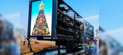Fogo destrói carreta com algodão e imagem de Nossa Senhora fica intacta