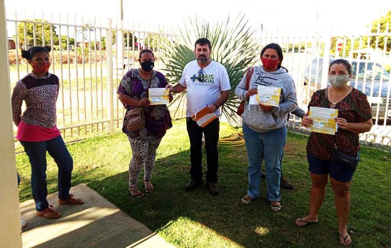 Beneficiários recebem cartões do Mais Social no Distrito do Alto Caracol