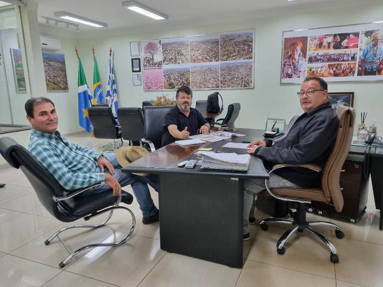 Prefeito Dr. Bandeira recebe o candidato a Deputado Federal Carlos Bernardo