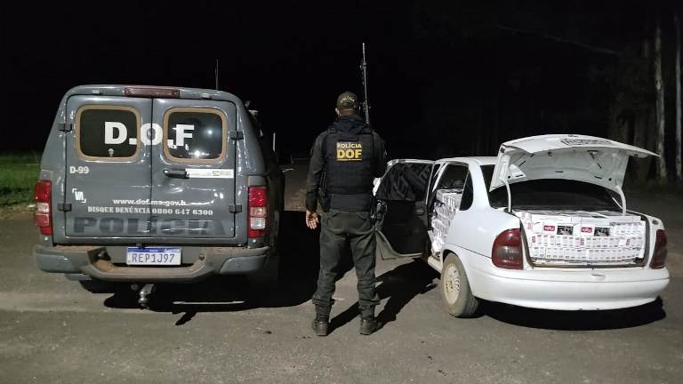 DOF apreende carro carregado com pneus e cigarros contrabandeados do Paraguai