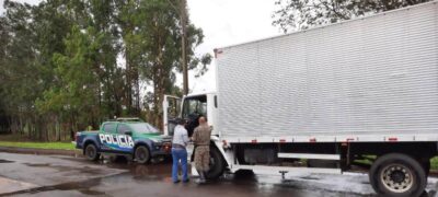 Polícia Militar Ambiental de Naviraí recupera caminhão baú de mudança roubado que seguia para o Paraguai