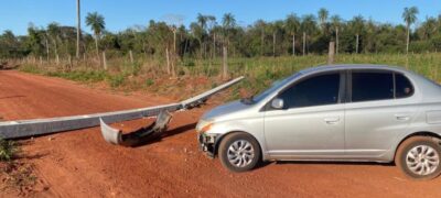 Carro capota próximo ao Assentamento Santa Marina na área rural de Bela Vista