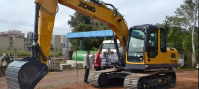 Prefeito Neco comemora Escavadeira Hidráulica entregue pelo governador Reinaldo Azambuja para Caracol