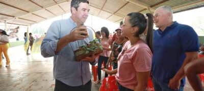 Riedel conversa com produtores da  Agricultura Familiar em Pedro Gomes e recebe cesta  de produtos artesanais direto dos produtores