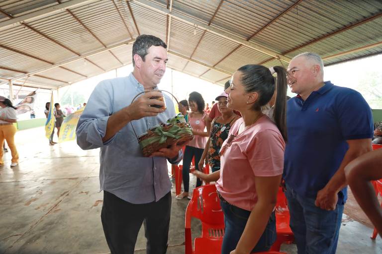 Riedel conversa com produtores da  Agricultura Familiar em Pedro Gomes e recebe cesta  de produtos artesanais direto dos produtores