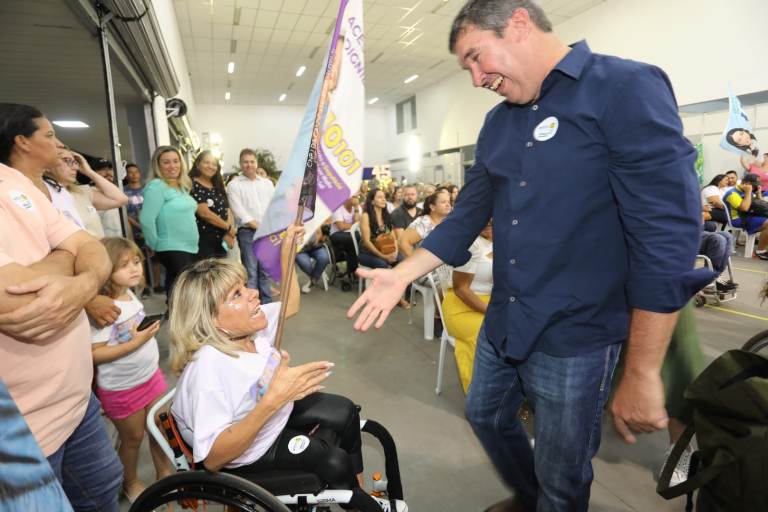 Eduardo Riedel assume compromisso com entidades e Pessoas com Deficiência