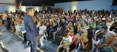 Em Campo Grande, Eduardo Riedel conversa com moradores nos bairros