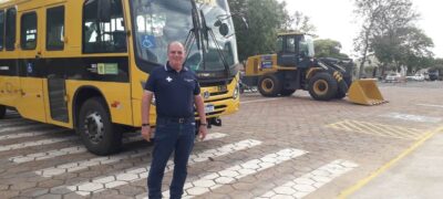 Caracol: Prefeito Neco entrega Pá-carregadeira e Ônibus para o município