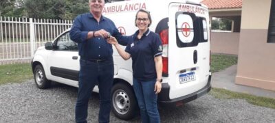 Prefeito Neco entrega nova ambulância para a saúde do município