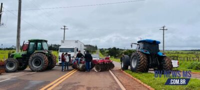 Caminhoneiros e apoiadores do presidente Jair Bolsonaro bloqueiam rodovia em Bela Vista