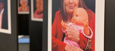 Exposição fotográfica retrata o amor e cuidado com idosos da capital