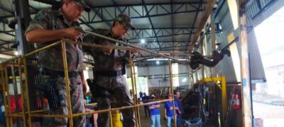 Polícia Militar Ambiental de Aparecida do Taboado captura jiboia de mais de dois metros no teto de empresa de ferragens galvanizadas