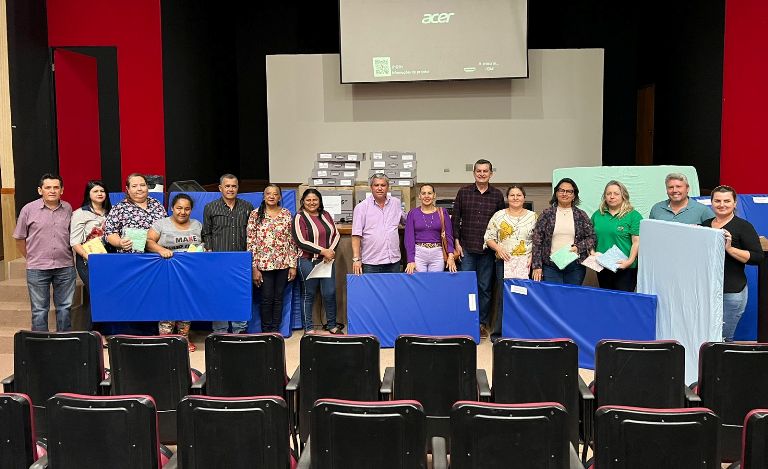 Bela Vista: Prefeitura entrega computadores, colchões e lençóis para REME