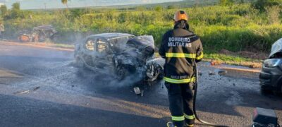 Bela Vista: Colisão entre 3 carros tem incêndio e homem morto preso em ferragens