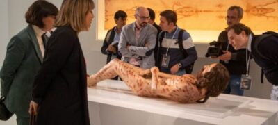O impressionante corpo hiper-realista de Jesus Cristo inspirado no Santo Sudário