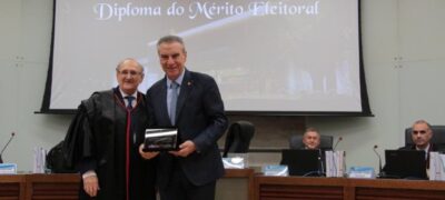Presidente da ALEMS é homenageado com Diploma do Mérito Eleitoral