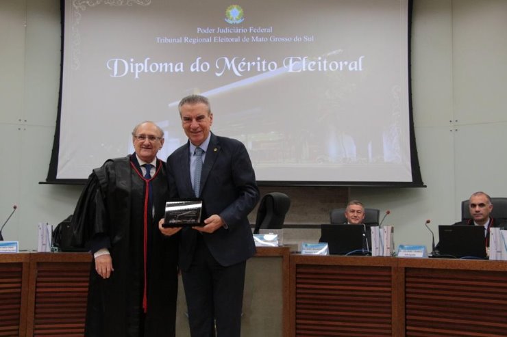 Presidente da ALEMS é homenageado com Diploma do Mérito Eleitoral