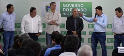 Reinaldo Azambuja recebe 10 títulos de cidadão por desenvolver municípios de MS