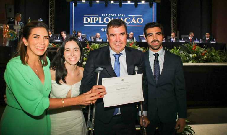 Emocionado e ao lado da família, Eduardo Riedel é diplomado governador de Mato Grosso do Sul
