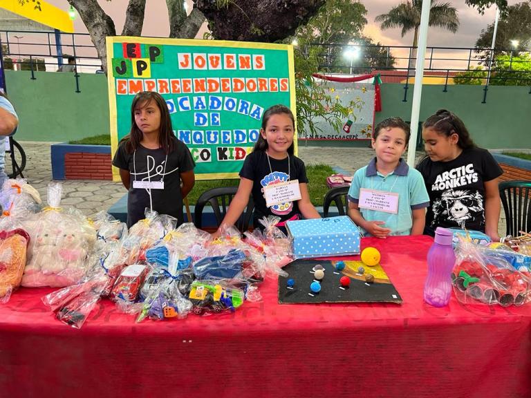 Estudantes de Porto Murtinho participam da Feirinha do JEPP e expõem produtos feitos em sala de aula