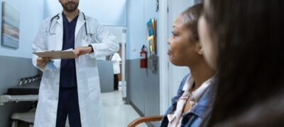 Parentes denunciam que pacientes sofrem com o calor intenso em hospitais do Rio