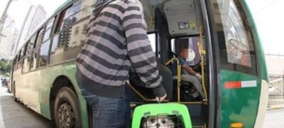 Agência de Regulação orienta passageiros sobre transporte de pets em ônibus intermunicipal