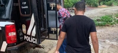 Jovem é preso por estuprar senhora de 55 anos com filho especial ao lado