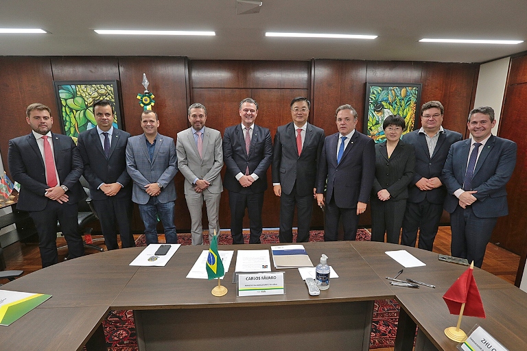Vander pede ao embaixador da China habilitação de mais frigoríficos brasileiros