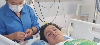 Lorenzo é autista e precisa de um colete para amenizar a escoliose