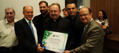 Barbosinha homenageia Padre Micael com entrega de Título de Cidadão sul-mato-grossense