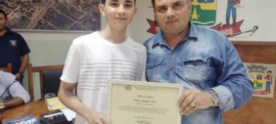 Vereador Johnys Basso entrega Moção de Aplausos ao aluno Mauricio Marin aprovado em medicina na UFMS