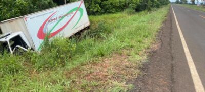 Caminhão da transportadora Queiroz sai da pista na BR-060 próximo a Bela Vista