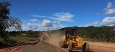 Com quatro frentes de trabalho, pavimentação da “Estrada 21” agrada moradores e leva esperança