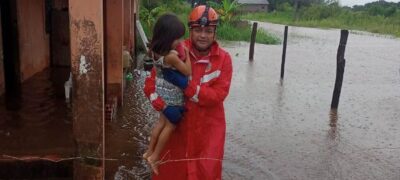 Corpo de Bombeiros Militar em Bela Vista realiza desalagamento de residência