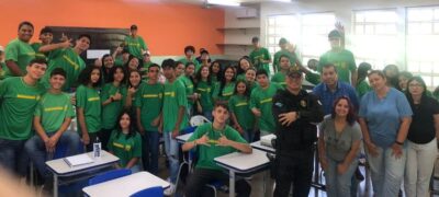 Policiais do DOF são convidados por escola para falar com alunos sobre a vida militar e profissional