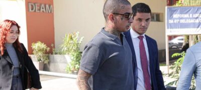 Guimê evita imprensa ao chegar à delegacia para ser ouvido sobre importunação sexual