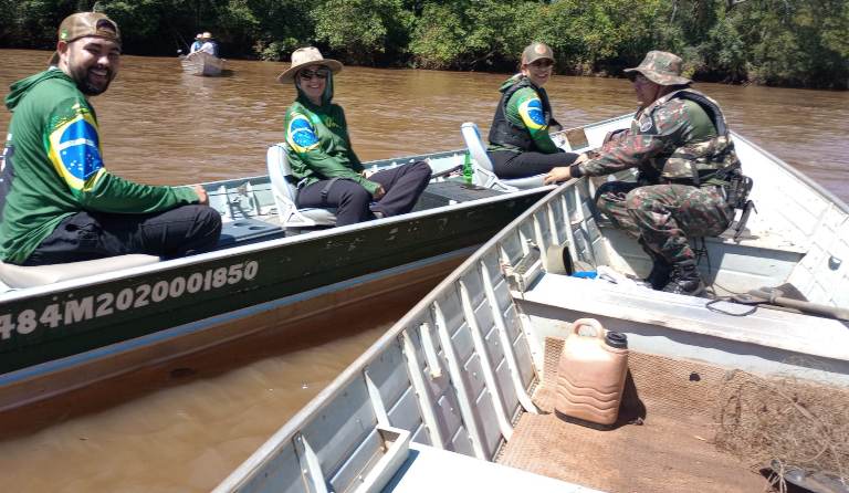 PMA de Dourados fiscaliza evento de pesca esportiva de mulheres no rio Dourados e apreende petrechos ilegais encontrados por elas