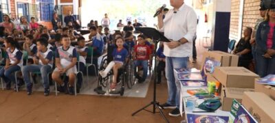 Prefeito Eduardo Campos entrega uniformes com tênis e kits de materiais escolares