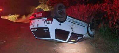 Fiat Uno capota na MS 384 próximo à Bela Vista
