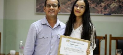 Estudante Ana Paula Silva Rojas recebe Moção de Aplausos do vereador Fleitas  
