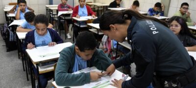 Com música, conversa e atenção, PM conquista alunos e atua na segurança e proteção nas escolas
